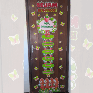 PAINEL  DE PORTA VOLTA ÀS AULAS COLHEMOS MORANGO DO AMOR