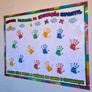CARTAZ CARIMBO DAS MÃOS(SEMANA NACINAL DA EDUCAÇÃO INFANTIL)